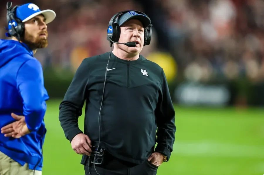 Nov 18, 2023; Columbia, South Carolina, USA; Kentucky Wildcats head coach Mark Stoops directs his team against the South Carolina Gamecocks in the first quarter at Williams-Brice Stadium. credits: Jeff Blake-USA TODAY Sports