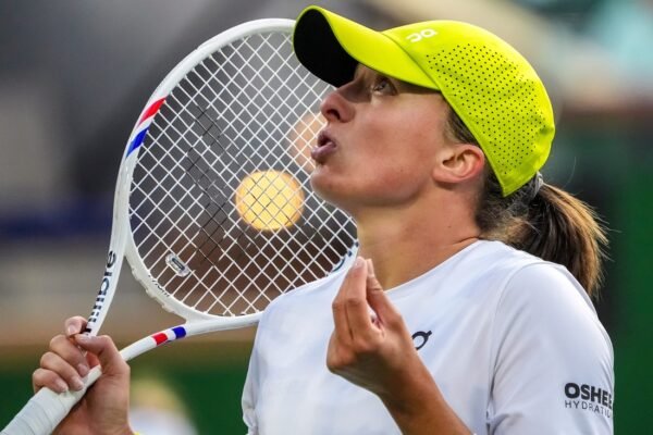 Iga Swiatek, other top seeds have breezy day in Miami