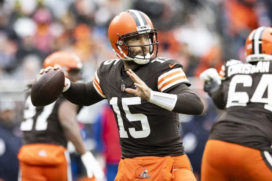 Dec 17, 2023; Cleveland, Ohio, USA; Cleveland Browns quarterback Joe Flacco (15) throws the ball against the Chicago Bears during the first quarter at Cleveland Browns Stadium. Mandatory Credit: Scott Galvin-Imagn Images