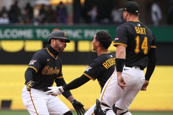 MLB roundup: Pirates walk off Yankees after blowing lead