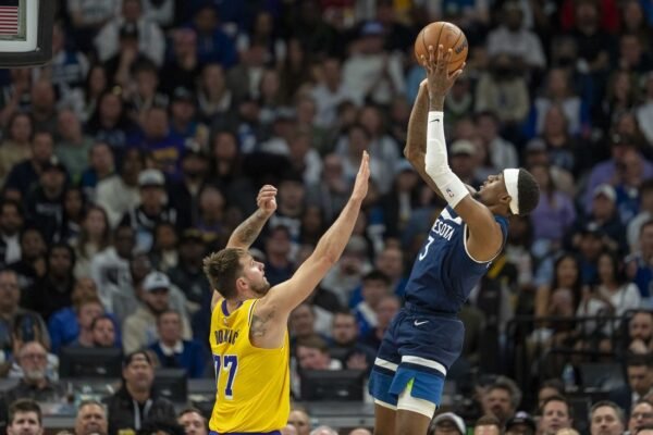 Wolves pull away to beat Lakers, take 2-1 series lead